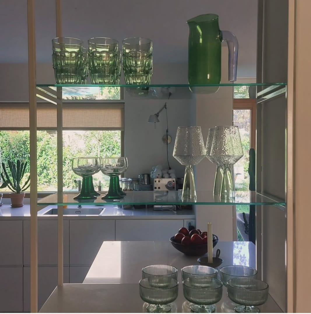 Keuken met glazen planken en decoratieve details